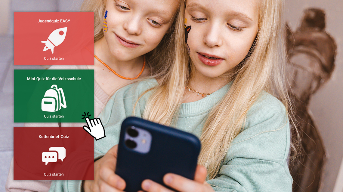 2 junge Mädchen machen mit einem Smartphone ein Selfie