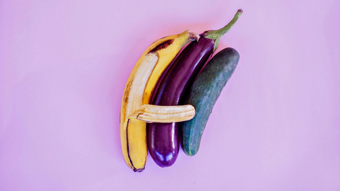 Symbolbild mit einer Banane, Aubergine und Gurte, die nebeneinanderliegen